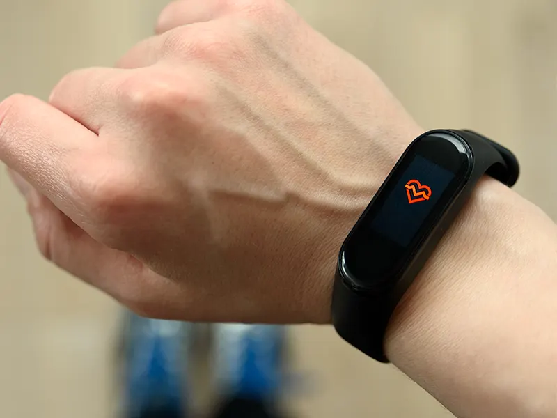 Does Fitbit inspire, 2, hr, flex, 2, versa, 2, 3, sense, ionic track heart rate